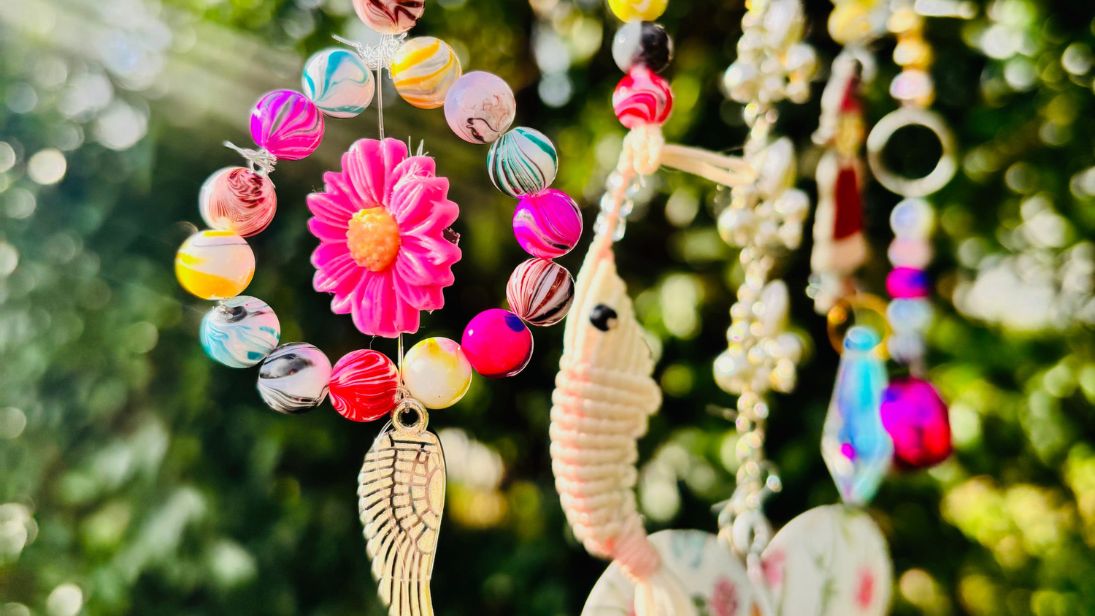 Bunt, verspielt und voller Bewegung: Selbstgemachte Windspiele bringen Farbe und leise Klänge in den Frühling. © Janina Mogendorf